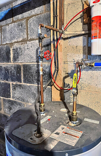 https://plumberdaglish.com.au/uploads/2025/06/hot-water-876058.jpg
